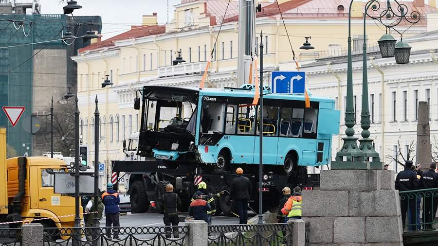 В Петербурге по факту падения автобуса в Мойку возбуждено еще одно уголовное дело В Петербурге по факту падения автобуса в Мойку возбуждено еще одно уголовное дело