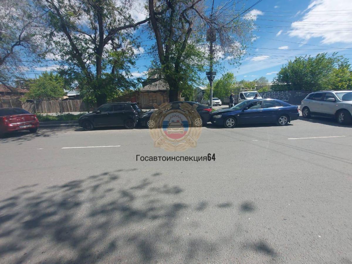 В Саратове иномарка с мертвым водителем протаранила припаркованные автомобили В Саратове иномарка с мертвым водителем протаранила припаркованные автомобили