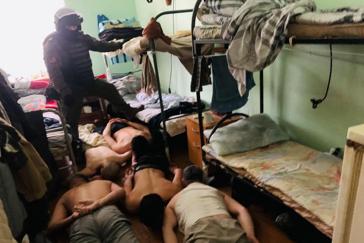 В Санкт-Петербурге провели массовые обыски у мигрантов из-за дела о коррупции в рядах полиции В Санкт-Петербурге провели массовые обыски у мигрантов из-за дела о коррупции в рядах полиции