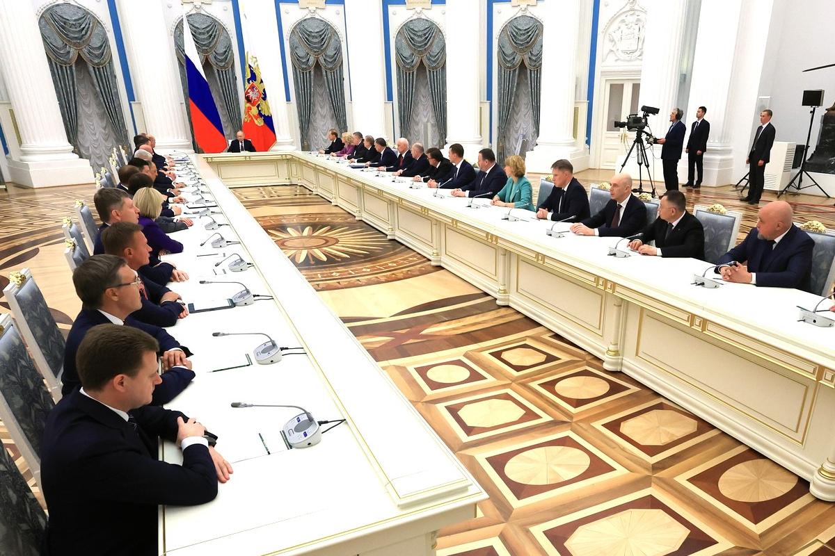 Путин подписал указ о награждении министров прежнего правительства РФ Путин подписал указ о награждении министров прежнего правительства РФ