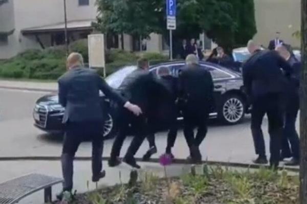 Жизнь премьера Фицо вне опасности Жизнь премьера Фицо вне опасности