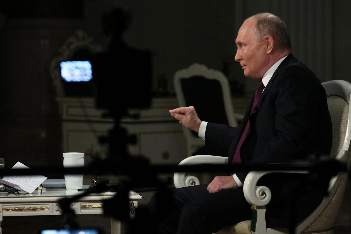 Такер Карлсон сравнил Владимира Путина и Джо Байдена Такер Карлсон сравнил Владимира Путина и Джо Байдена