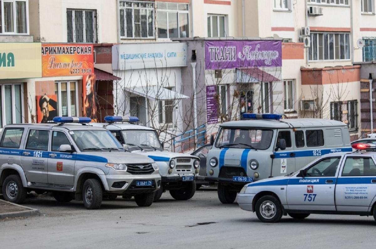 Полицейские увезли в психбольницу обнаженного мужчину, бросавшегося на людей в центре Челябинска Полицейские увезли в психбольницу обнаженного мужчину, бросавшегося на людей в центре Челябинска