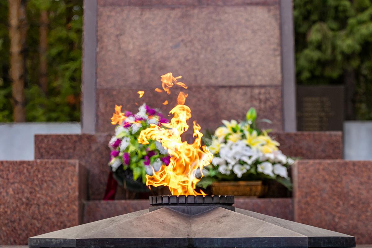 В Херсоне возле мемориала Победы появились противотанковые ежи В Херсоне возле мемориала Победы появились противотанковые ежи