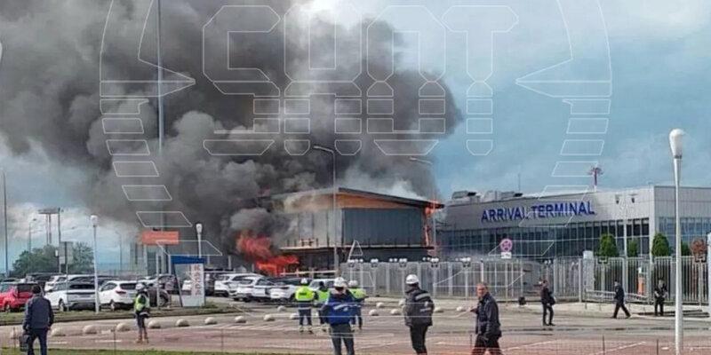 В Минеральных водах начался крупный пожар на территории аэропорта В Минеральных водах начался крупный пожар на территории аэропорта