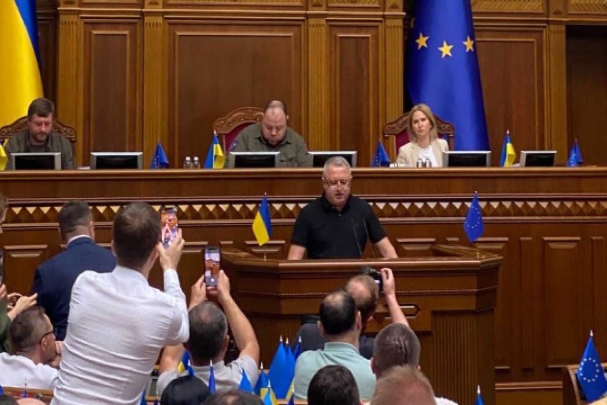 Депутатам горсовета Канева вручили повестки во время заседания Депутатам горсовета Канева вручили повестки во время заседания