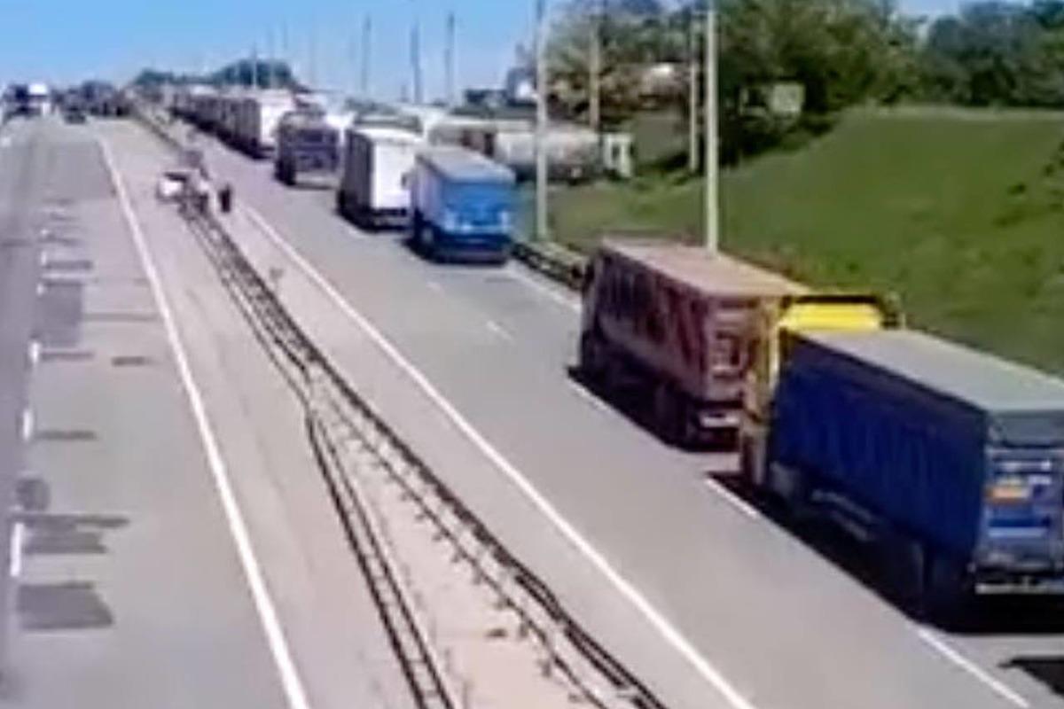 Украинские дальнобойщики заблокировали трассу, протестуя против нового закона о мобилизации Украинские дальнобойщики заблокировали трассу, протестуя против нового закона о мобилизации
