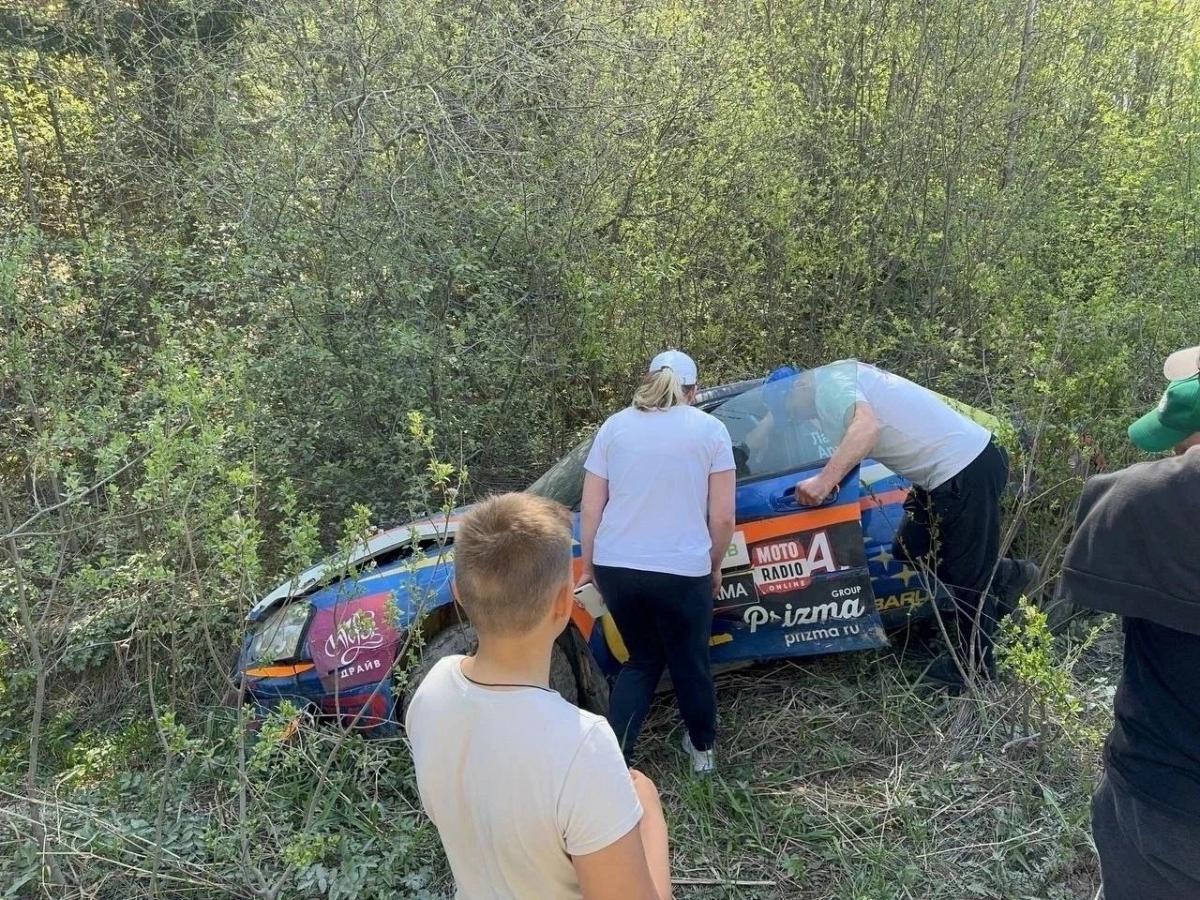 Во время ралли в Ленобласти в зрителей влетела гоночная машина Во время ралли в Ленобласти в зрителей влетела гоночная машина