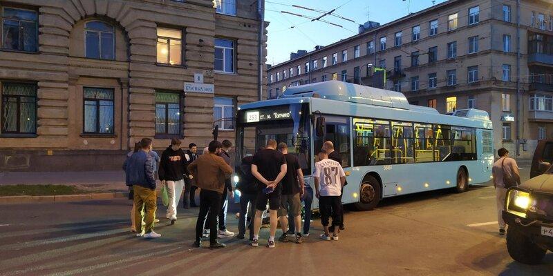 В Петербурге девушка на самокате получила тяжелые травмы после столкновения с автобусом В Петербурге девушка на самокате получила тяжелые травмы после столкновения с автобусом