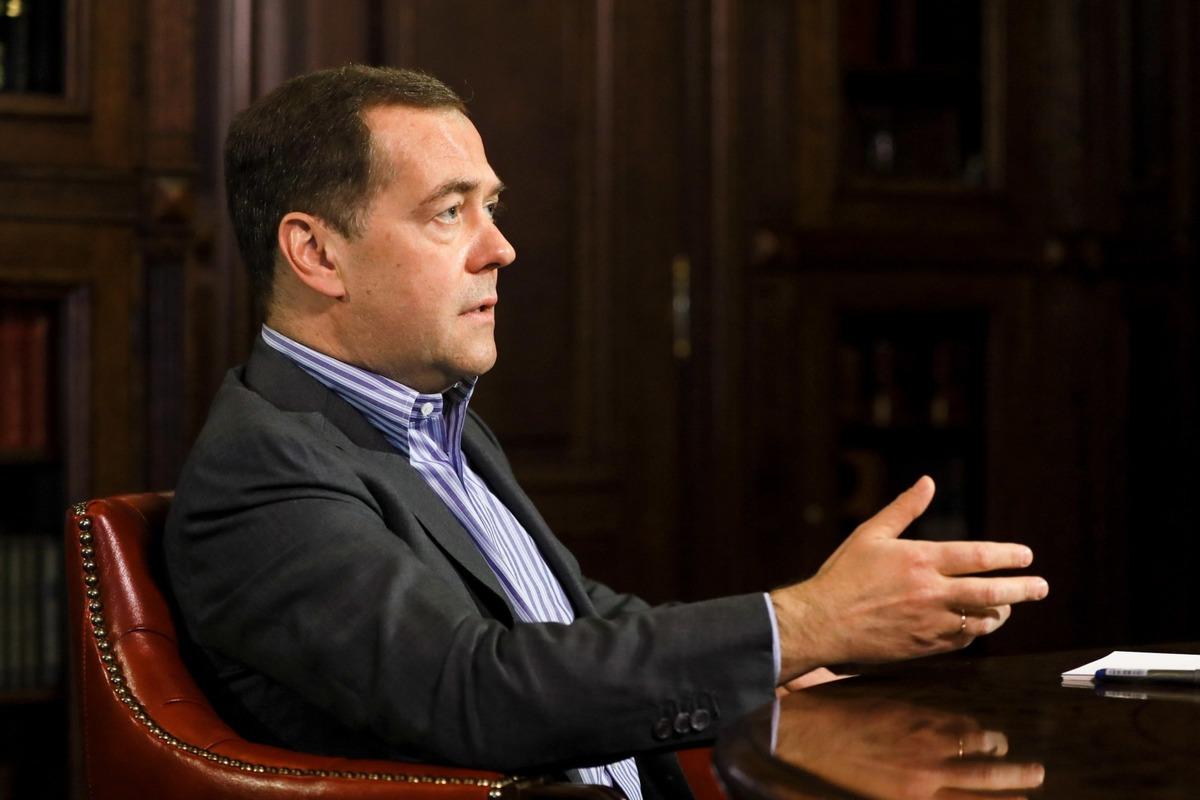 Медведев заявил, что Зеленского нужно либо ликвидировать, либо судить за совершенные преступления Медведев заявил, что Зеленского нужно либо ликвидировать, либо судить за совершенные преступления