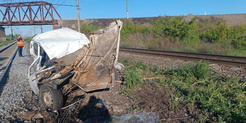 В Челябинской области пассажирский поезд раздавил ВАЗ, пока приехавшая на нем влюбленная пара гуляла в поле В Челябинской области пассажирский поезд раздавил ВАЗ, пока приехавшая на нем влюбленная пара гуляла в поле