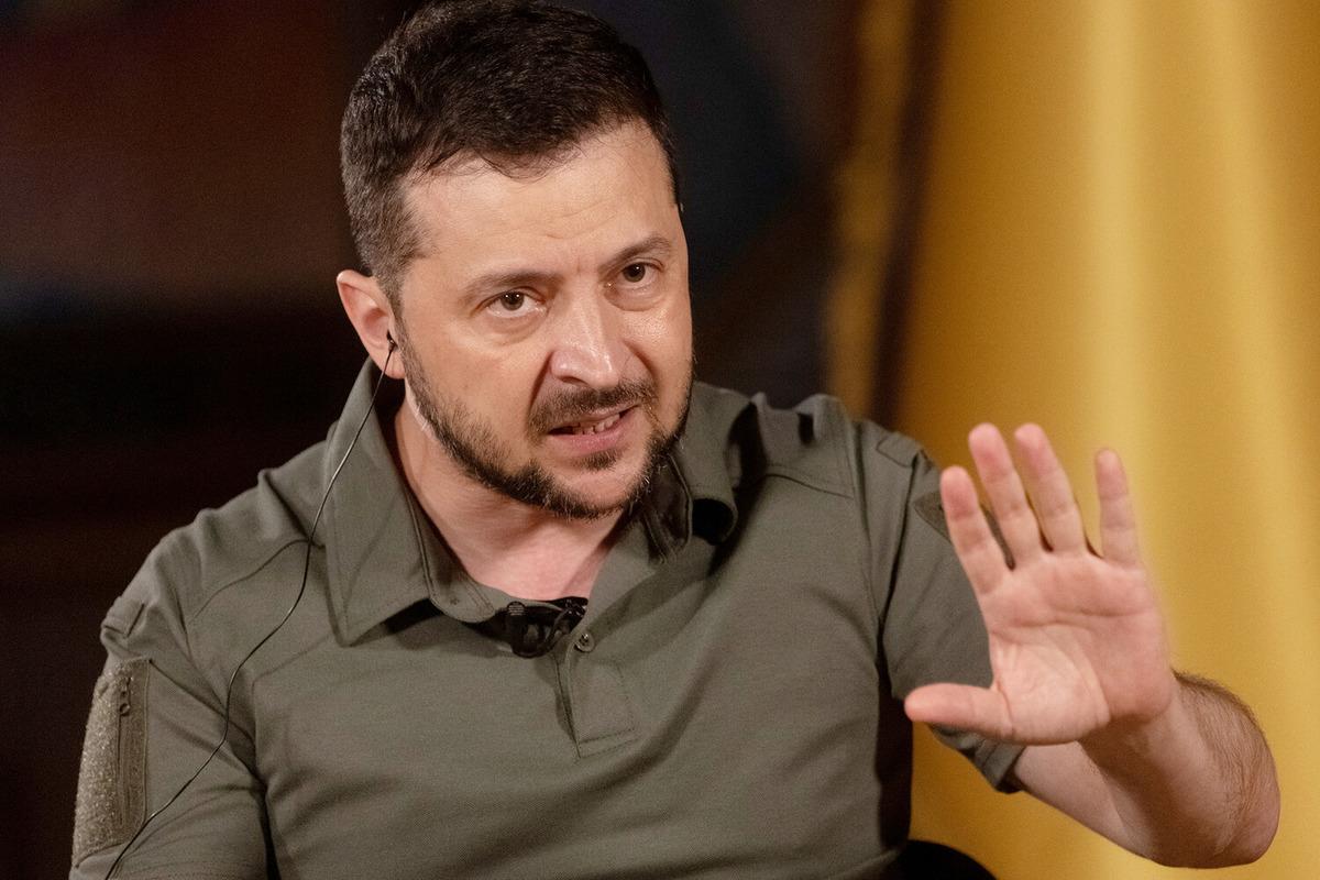 Зеленский заявил, что останется на посту президента из-за военного положения Зеленский заявил, что останется на посту президента из-за военного положения