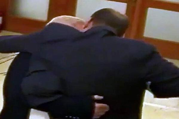 Румынского депутата на полгода лишили половины оклада за драку Румынского депутата на полгода лишили половины оклада за драку