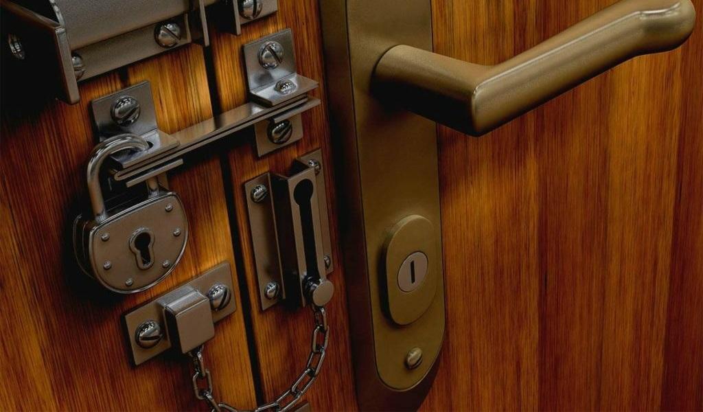 Группа кавказцев заселилась в квартиру москвича, пока он находился в больнице с инсультом Группа кавказцев заселилась в квартиру москвича, пока он находился в больнице с инсультом