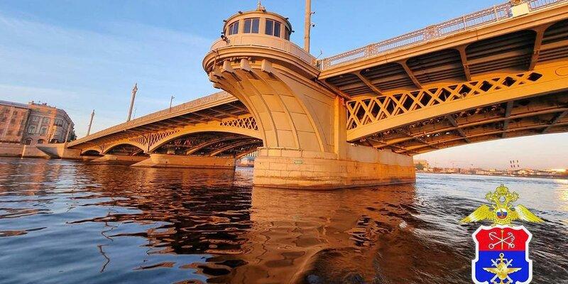 В Санкт-Петербурге прогулочный теплоход врезался в опору моста после столкновения с другим судном В Санкт-Петербурге прогулочный теплоход врезался в опору моста после столкновения с другим судном