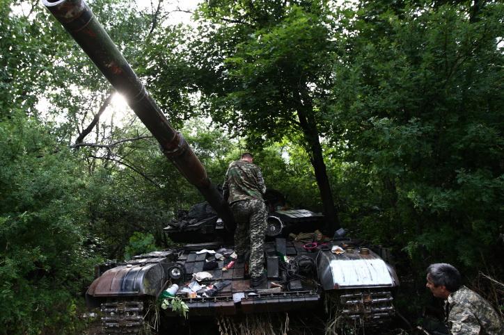 Боец ВСУ угнал танк и сдался российской армии Боец ВСУ угнал танк и сдался российской армии