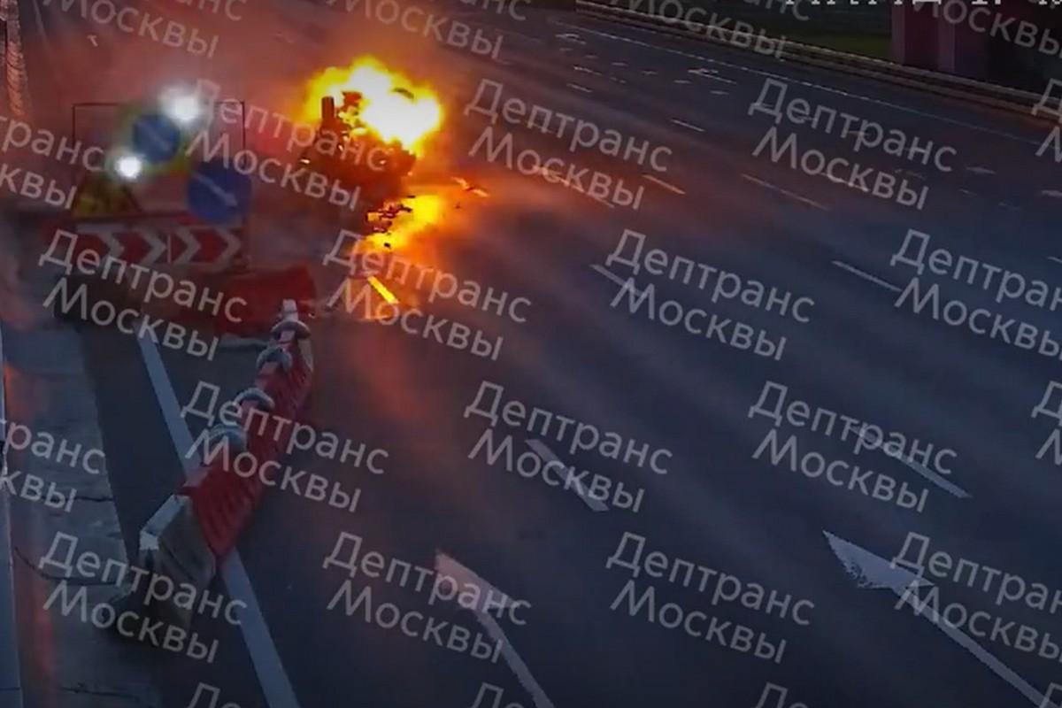 В Москве автомобиль врезался в ограждение на МКАД и загорелся В Москве автомобиль врезался в ограждение на МКАД и загорелся