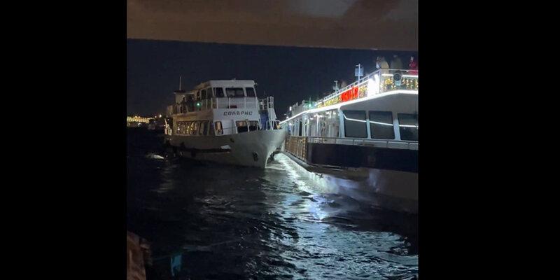 На Неве в Петербурге во время ночной прогулки столкнулись два туристических судна с пассажирами на борту На Неве в Петербурге во время ночной прогулки столкнулись два туристических судна с пассажирами на борту