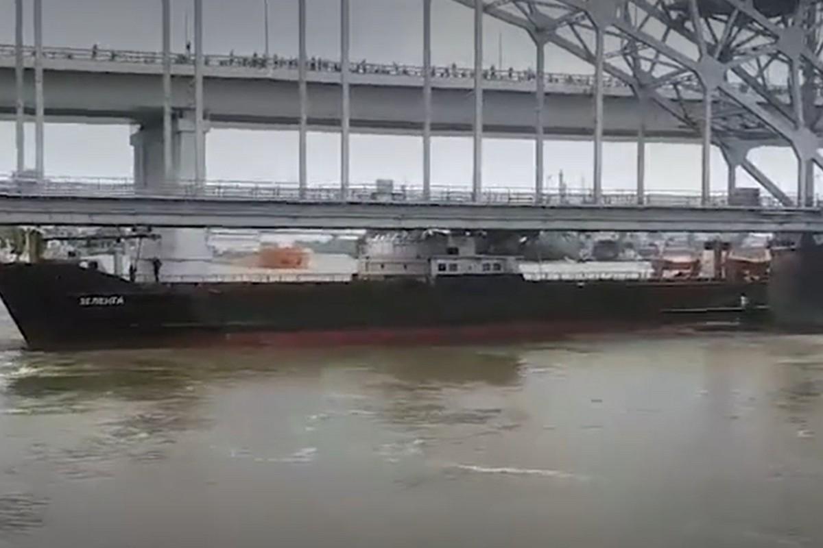 В Ростове сухогруз врезался в опору подъёмного железнодорожного моста В Ростове сухогруз врезался в опору подъёмного железнодорожного моста