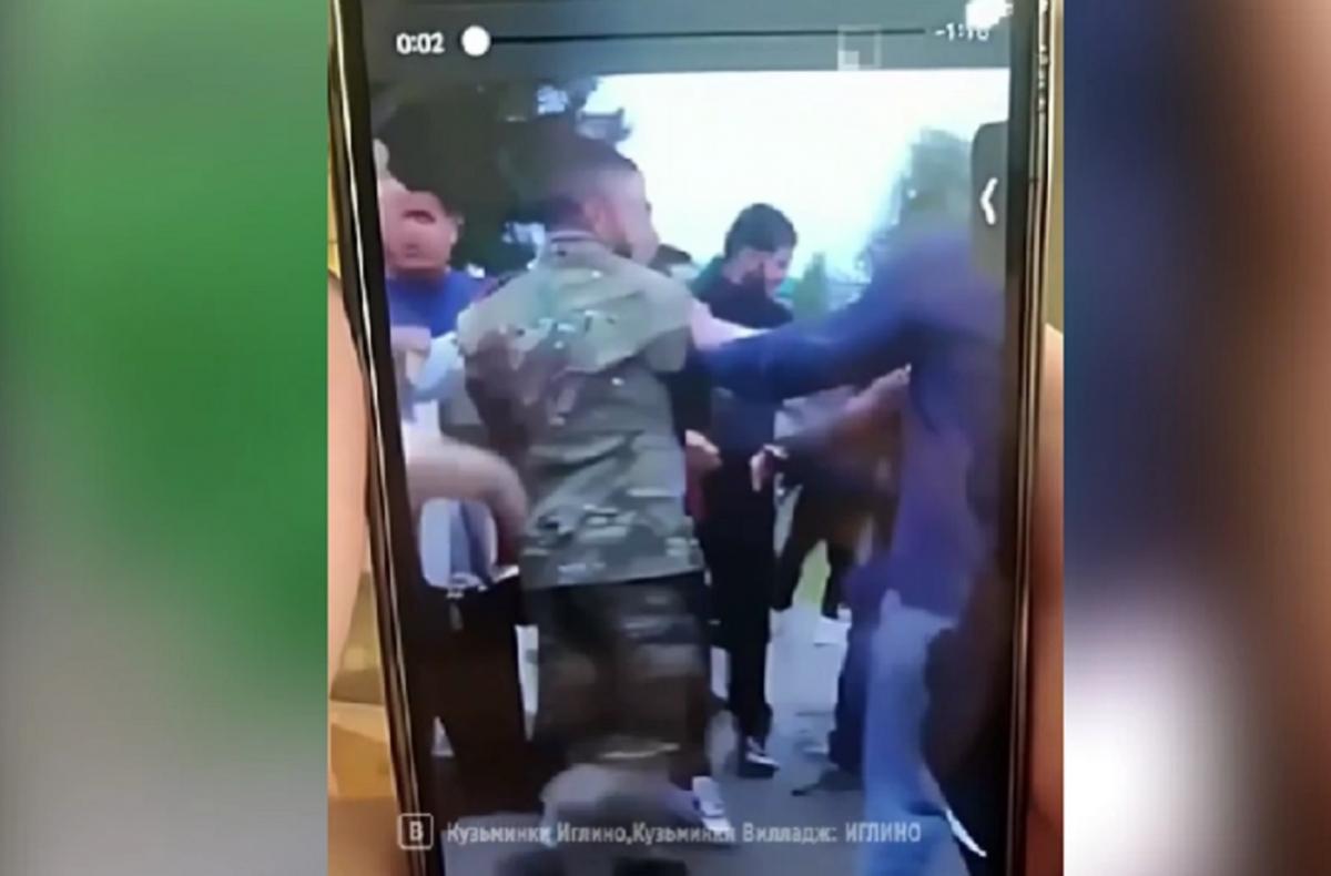 В Башкирии из-за нападения на бойцов СВО произошла массовая драка с участием сотни человек В Башкирии из-за нападения на бойцов СВО произошла массовая драка с участием сотни человек