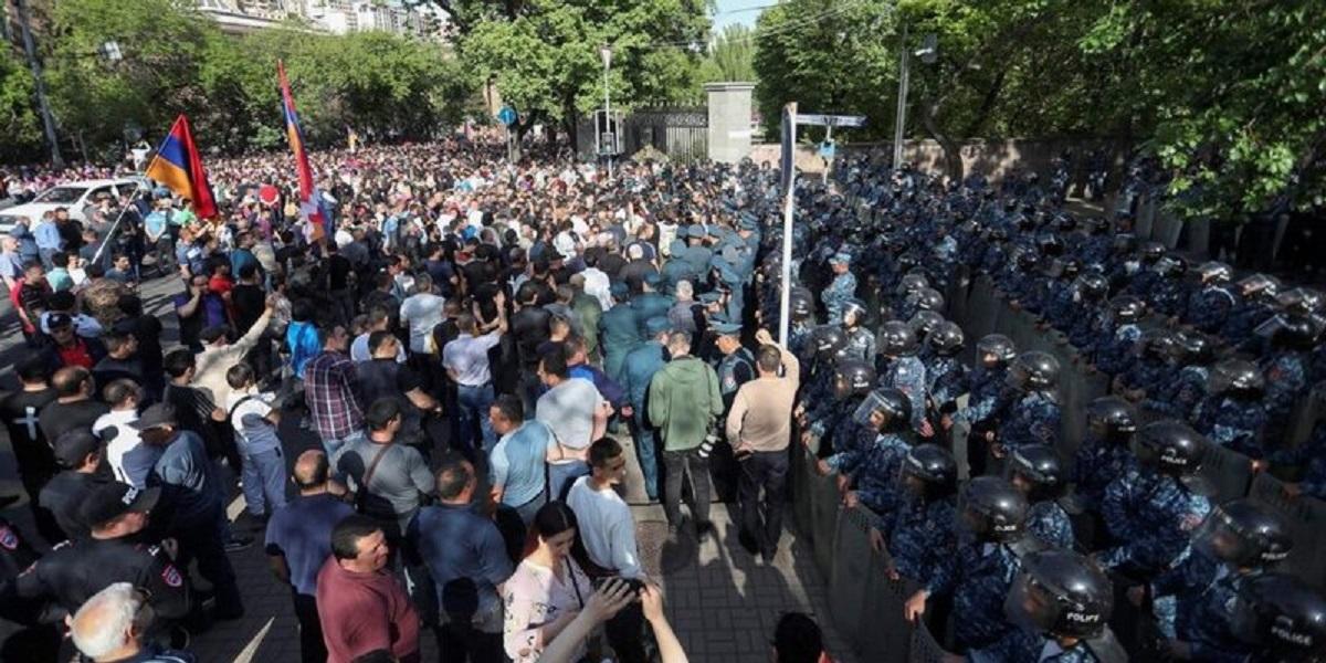 Бунт в Армении: митингующие начали акции гражданского неповиновения Бунт в Армении: митингующие начали акции гражданского неповиновения