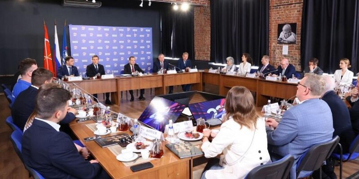 Медведев предложил Беглову идти на выборы губернатора от «Единой России» Медведев предложил Беглову идти на выборы губернатора от «Единой России»