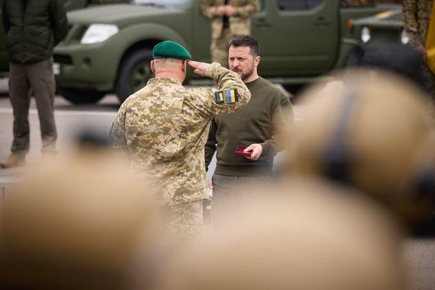 Полковник охраны Зеленского приказал подчинённым сложить оружие в случае захода ВС РФ в Киев Полковник охраны Зеленского приказал подчинённым сложить оружие в случае захода ВС РФ в Киев