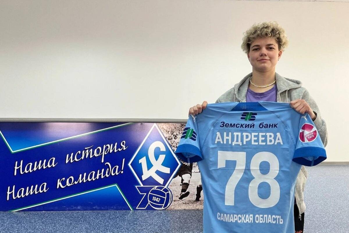 Четыре футболистки «Крыльев Советов» дебоширили в поезде при возвращении в Самару, полиция вывела хулиганок из вагона Четыре футболистки «Крыльев Советов» дебоширили в поезде при возвращении в Самару, полиция вывела хулиганок из вагона