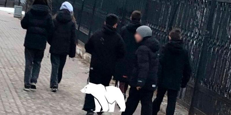 В Нефтеюганске полиция ищет подростков, матерившихся и заплевавших на баннеры православного храма В Нефтеюганске полиция ищет подростков, матерившихся и заплевавших на баннеры православного храма