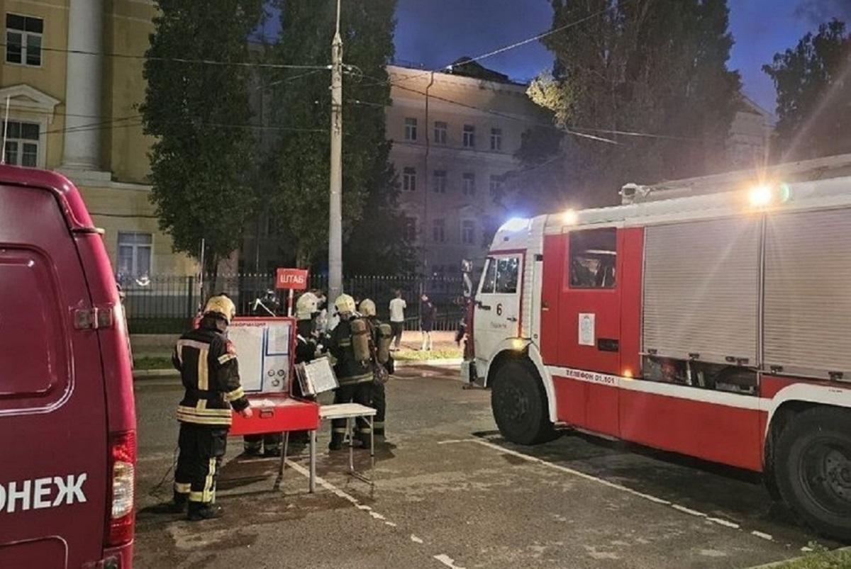 В Воронеже горел чердак главного корпуса Государственного педагогического университета В Воронеже горел чердак главного корпуса Государственного педагогического университета