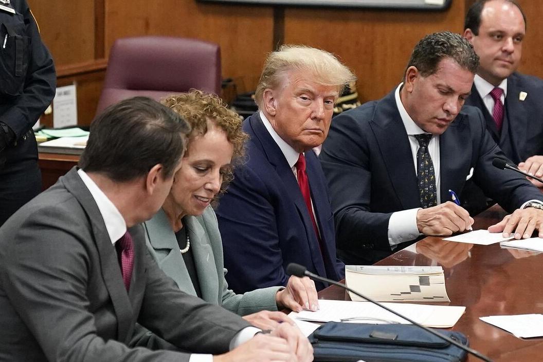 У здания суда в Нью-Йорке схлестнулись сторонники и противники Трампа У здания суда в Нью-Йорке схлестнулись сторонники и противники Трампа