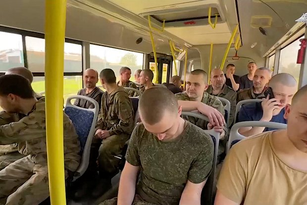 В Москву привезли российских военнопленных после обмена В Москву привезли российских военнопленных после обмена