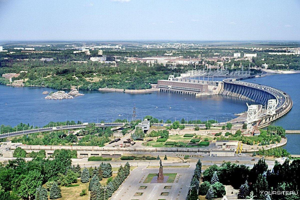 Движение у ДнепроГЭС приостановлено после взрывов в Запорожье Движение у ДнепроГЭС приостановлено после взрывов в Запорожье