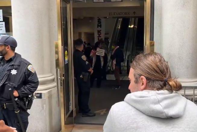 В США пропалестинские активисты заняли фойе консульства Израиля В США пропалестинские активисты заняли фойе консульства Израиля