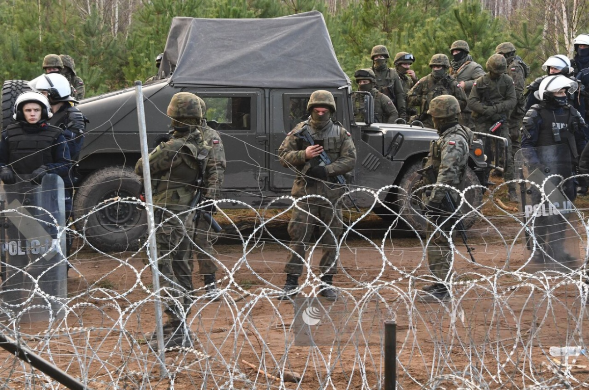 Польский солдат скончался после нападения мигранта на границе с Белоруссией Польский солдат скончался после нападения мигранта на границе с Белоруссией