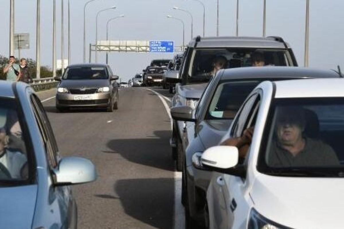 Более двух тысяч автомобилей застряли в пробке на подъезде к Крымскому мосту Более двух тысяч автомобилей застряли в пробке на подъезде к Крымскому мосту
