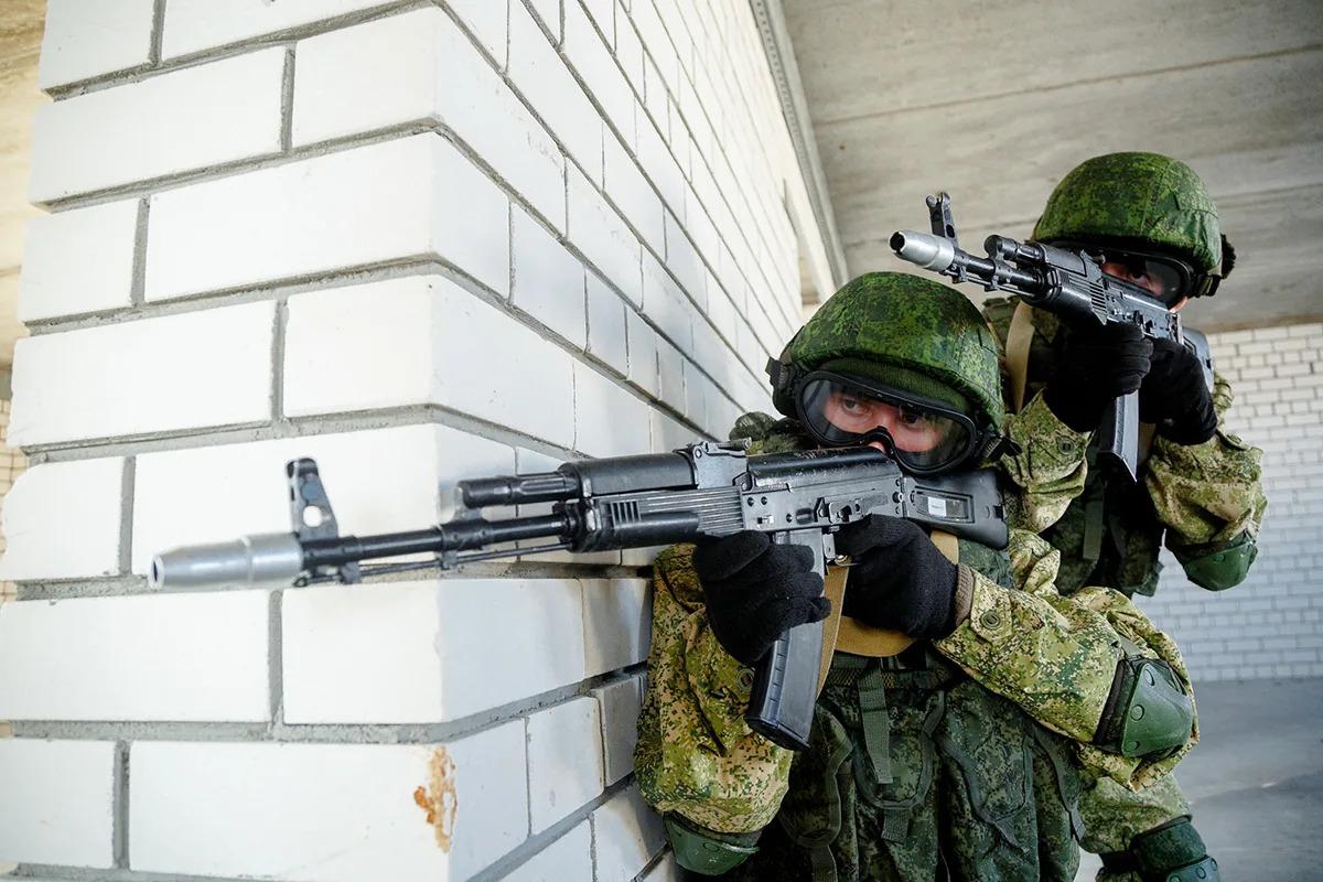 Боец ВС России Раджабов рассказал о применении антидроновых костюмов при штурмах Боец ВС России Раджабов рассказал о применении антидроновых костюмов при штурмах