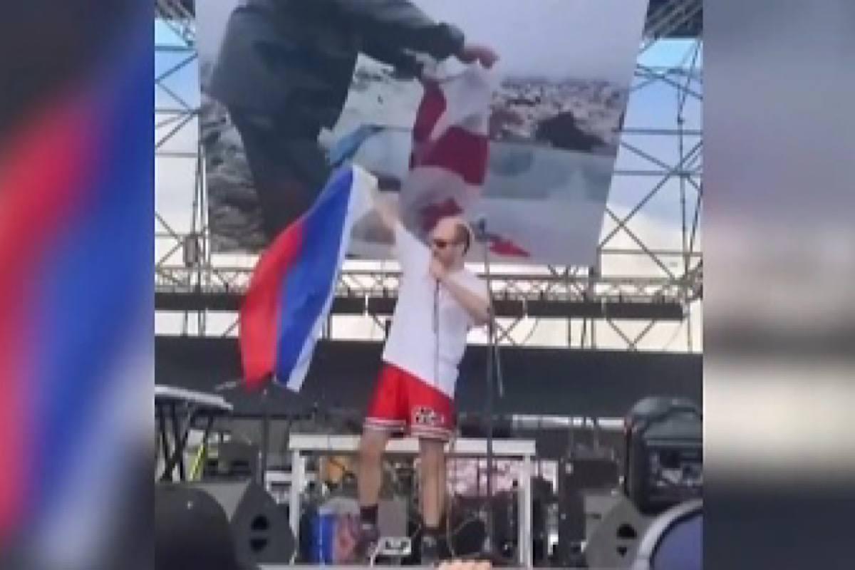 Скандал на Tbilisi Open Air: грузинский артист Эрекле Гецадзе оскорбил российский флаг Скандал на Tbilisi Open Air: грузинский артист Эрекле Гецадзе оскорбил российский флаг
