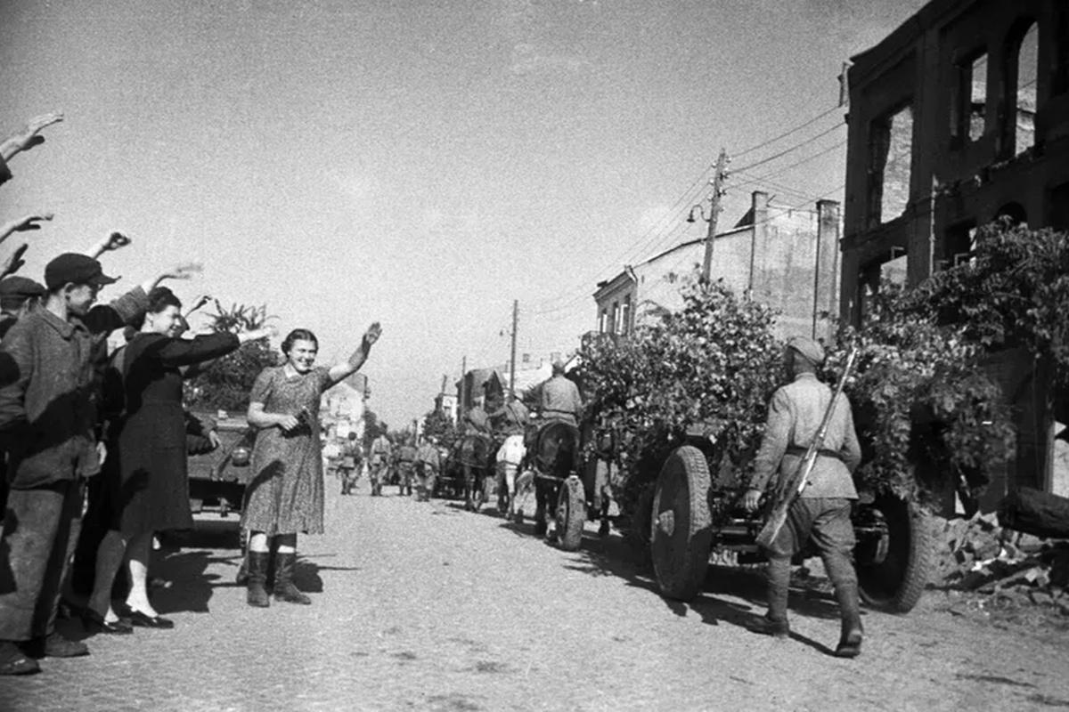В Польше признали что страна могла исчезнуть без помощи СССР В Польше признали что страна могла исчезнуть без помощи СССР