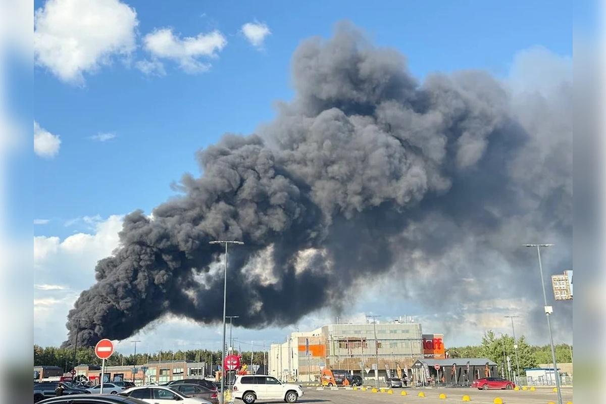 В подмосковном Красногорске на заводе резиновой обуви начался пожар В подмосковном Красногорске на заводе резиновой обуви начался пожар