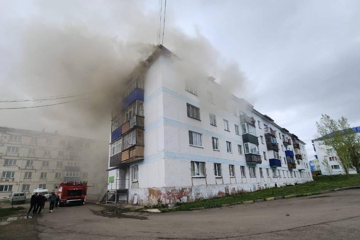МЧС спасли 35 человек из горящего дома на Сахалине МЧС спасли 35 человек из горящего дома на Сахалине