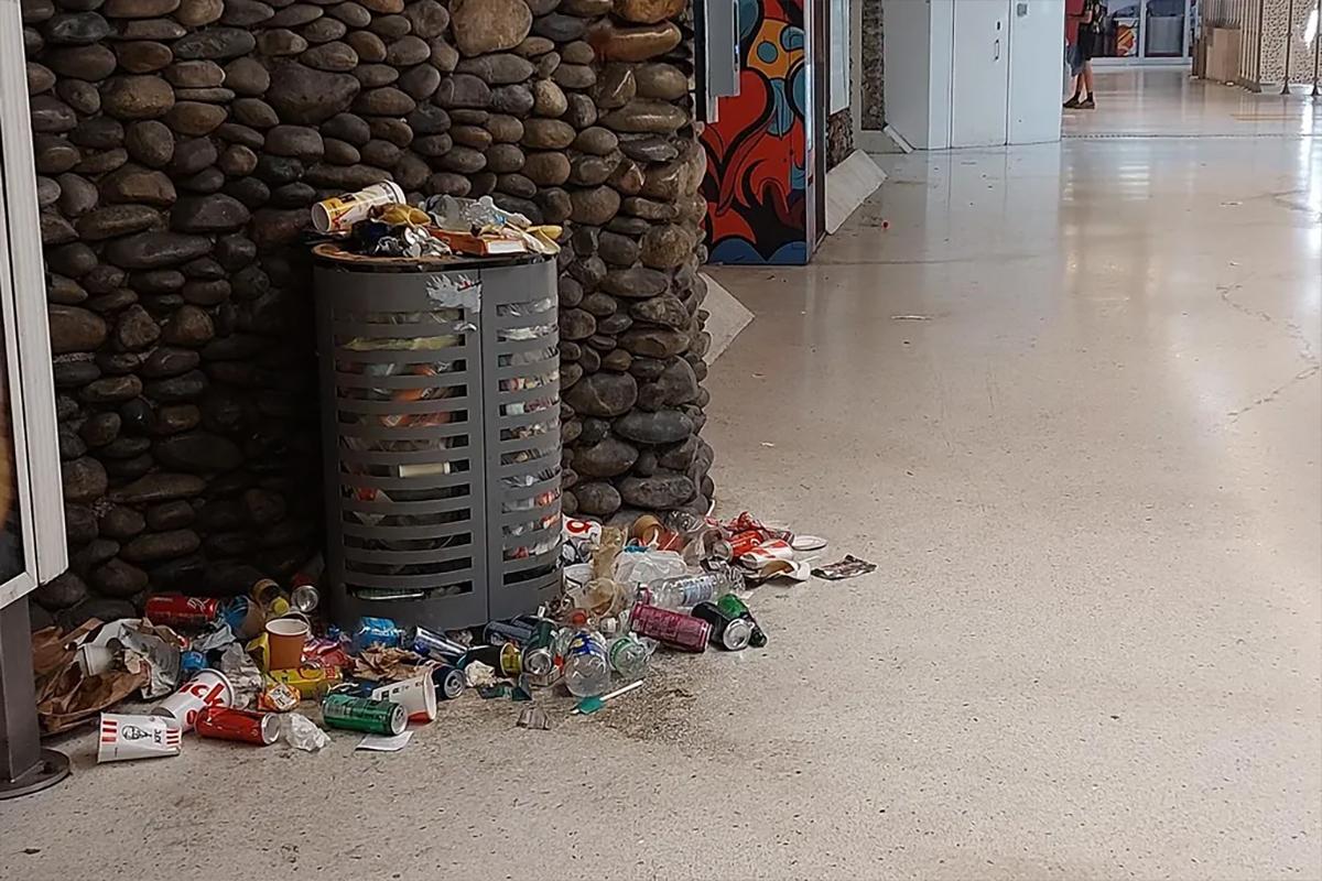 Метро Марселя завалено горами мусора Метро Марселя завалено горами мусора
