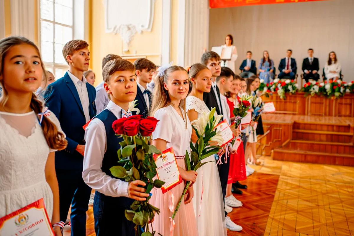 Эксперт объяснил, почему роскошные выпускные стали нормой Эксперт объяснил, почему роскошные выпускные стали нормой