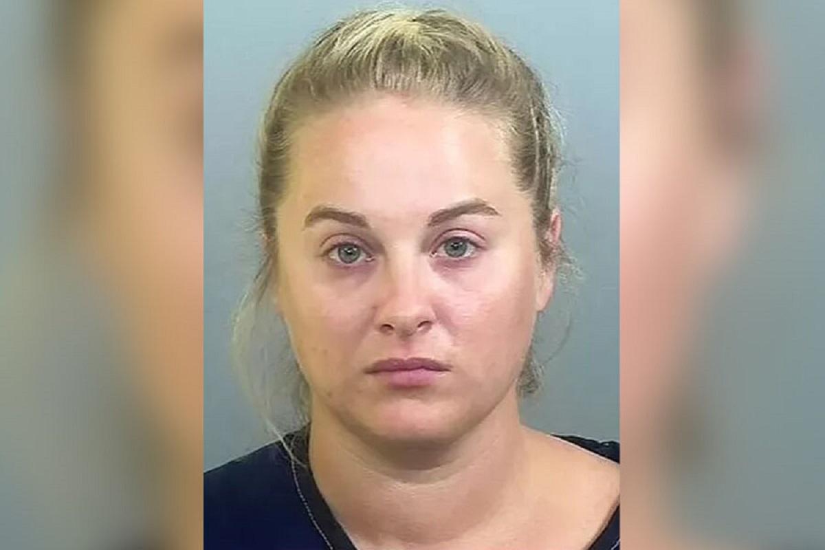 Школьная учительница отправила ученику фото обнаженной груди, но попалась Школьная учительница отправила ученику фото обнаженной груди, но попалась
