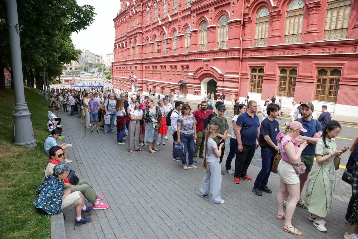 В Мавзолей Ленина собрались огромные очереди накануне его закрытия на реставрацию В Мавзолей Ленина собрались огромные очереди накануне его закрытия на реставрацию