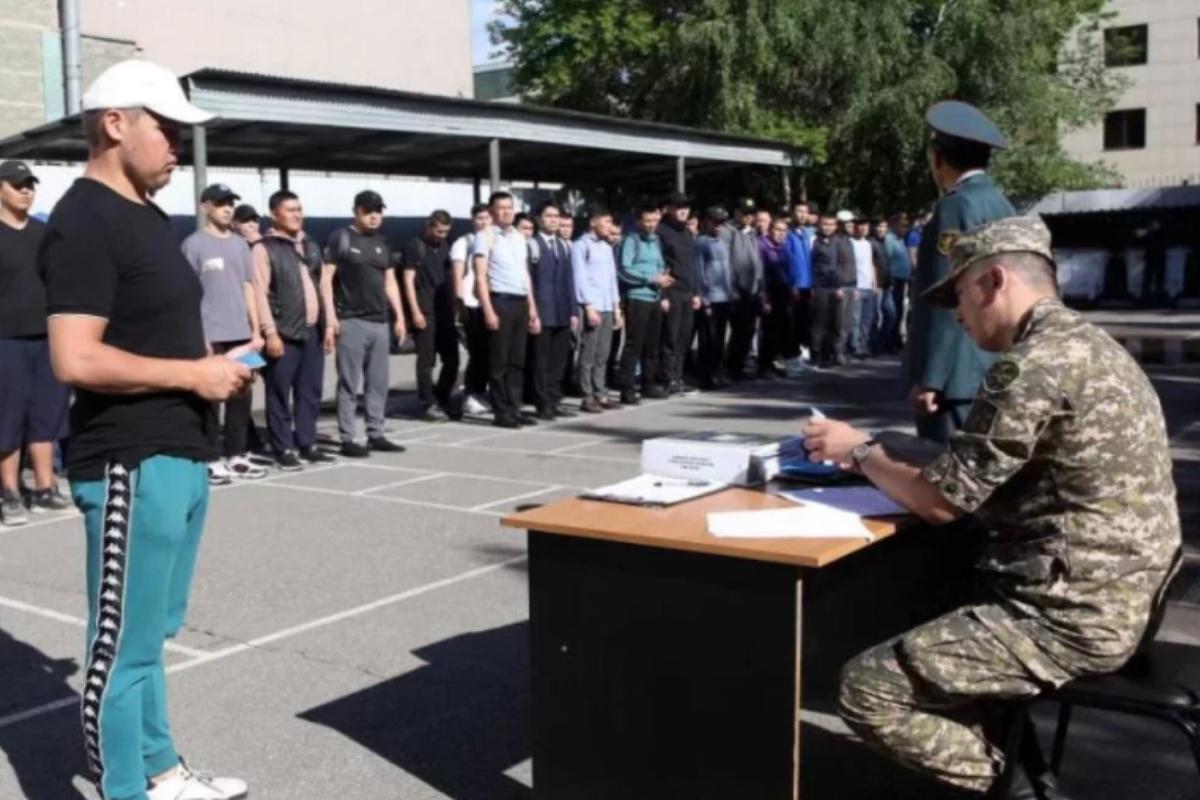 В Казахстане отказавшихся идти служить призывников доставляют в военкоматы силой В Казахстане отказавшихся идти служить призывников доставляют в военкоматы силой