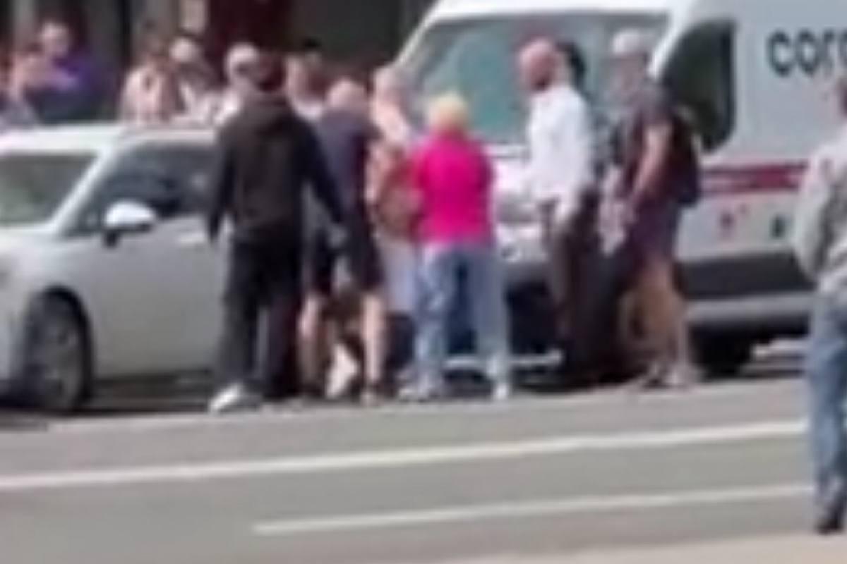 Девушку насильно пытались загнать в автомобиль в Москве чтобы вернуть в реабилитационный центр Девушку насильно пытались загнать в автомобиль в Москве чтобы вернуть в реабилитационный центр