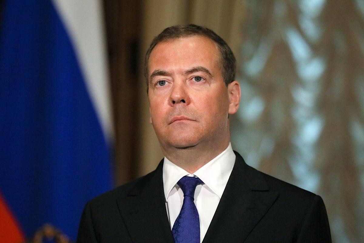 Дмитрий Медведев поздравил граждан с Днём России Дмитрий Медведев поздравил граждан с Днём России