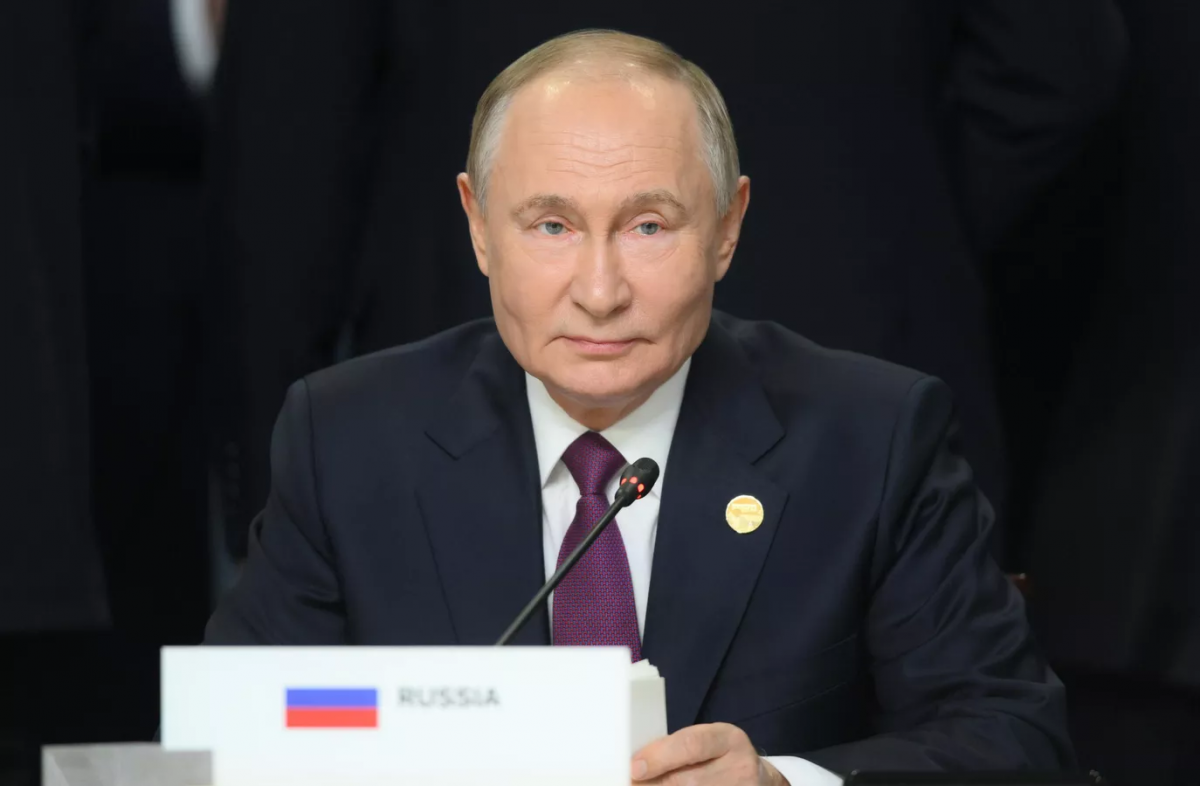 Президент Путин подписал знамя для девятилетнего Максима из Ростовской области Президент Путин подписал знамя для девятилетнего Максима из Ростовской области