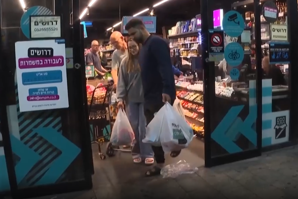 Израильтяне начали массовый закуп продуктов в ожидании контратаки Ирана Израильтяне начали массовый закуп продуктов в ожидании контратаки Ирана